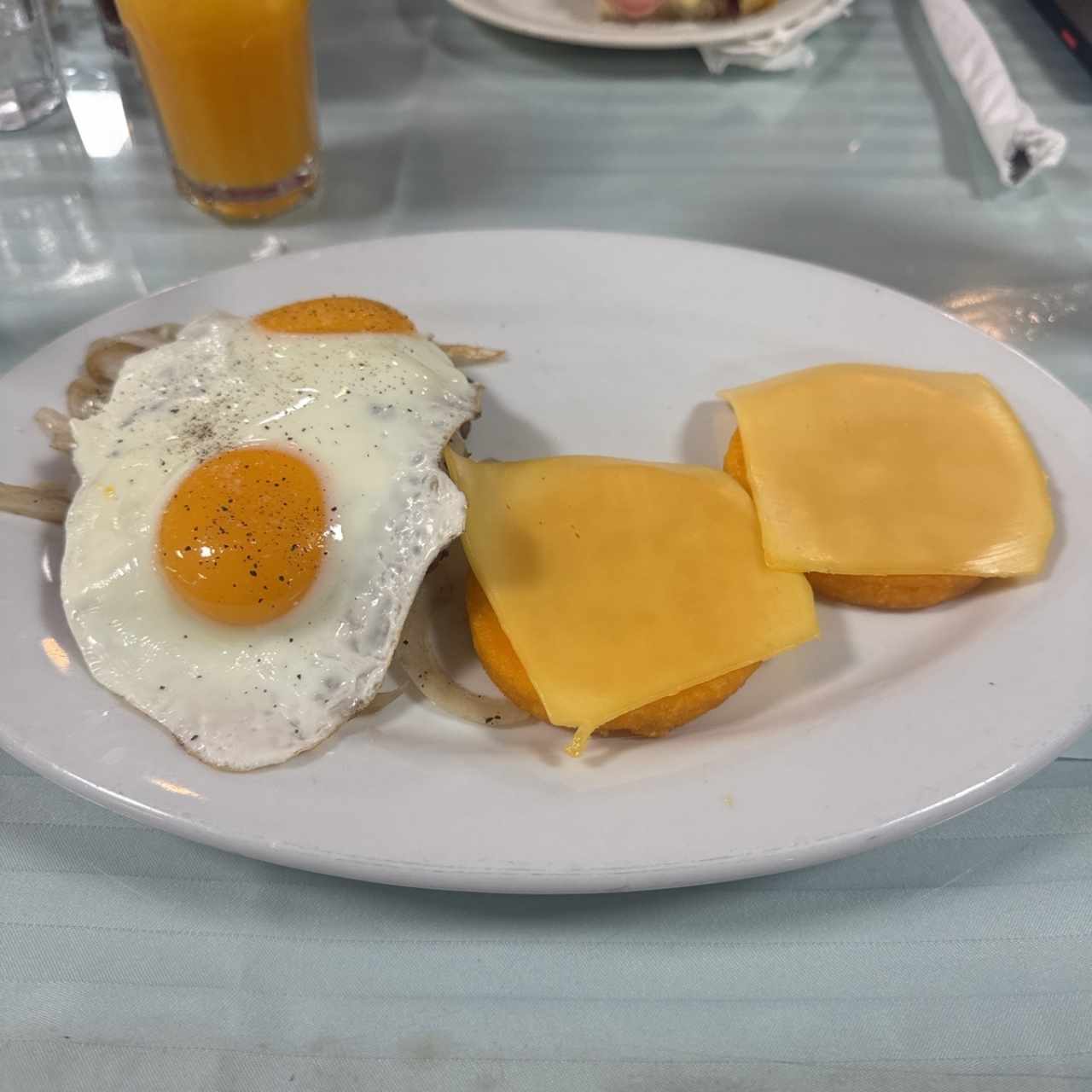 Bistec Encebollado a Caballo