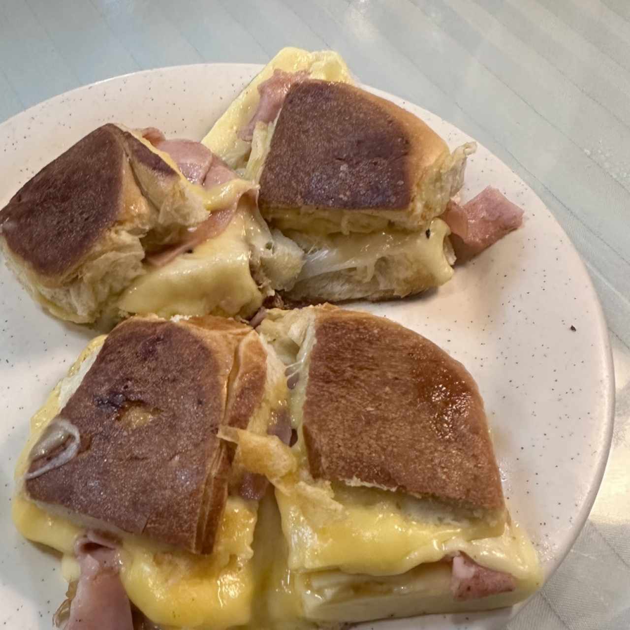 Emparedado tres quesos con jamon 