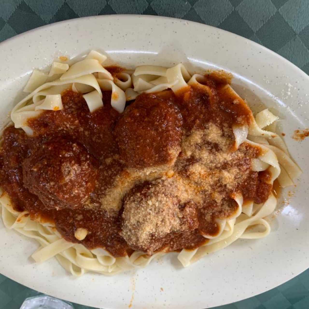 tallarines con albóndigas