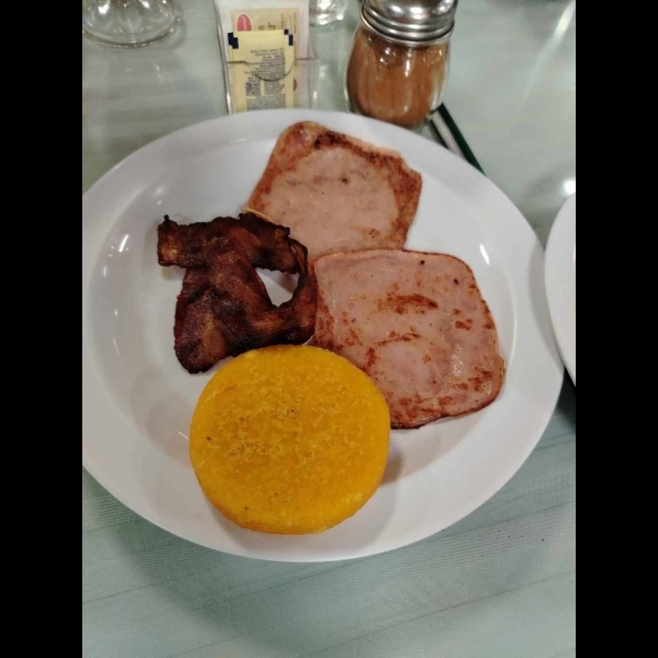 Tortilla y jamón y tocino 