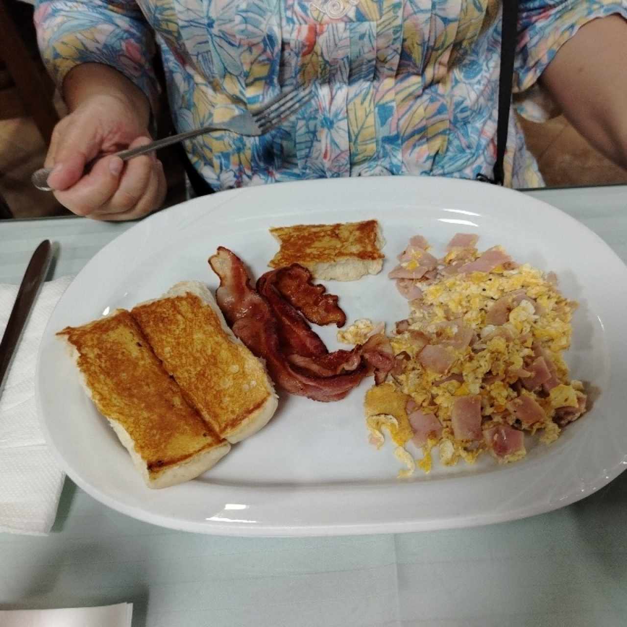 Huevos revuelto con tocino y jamón 
