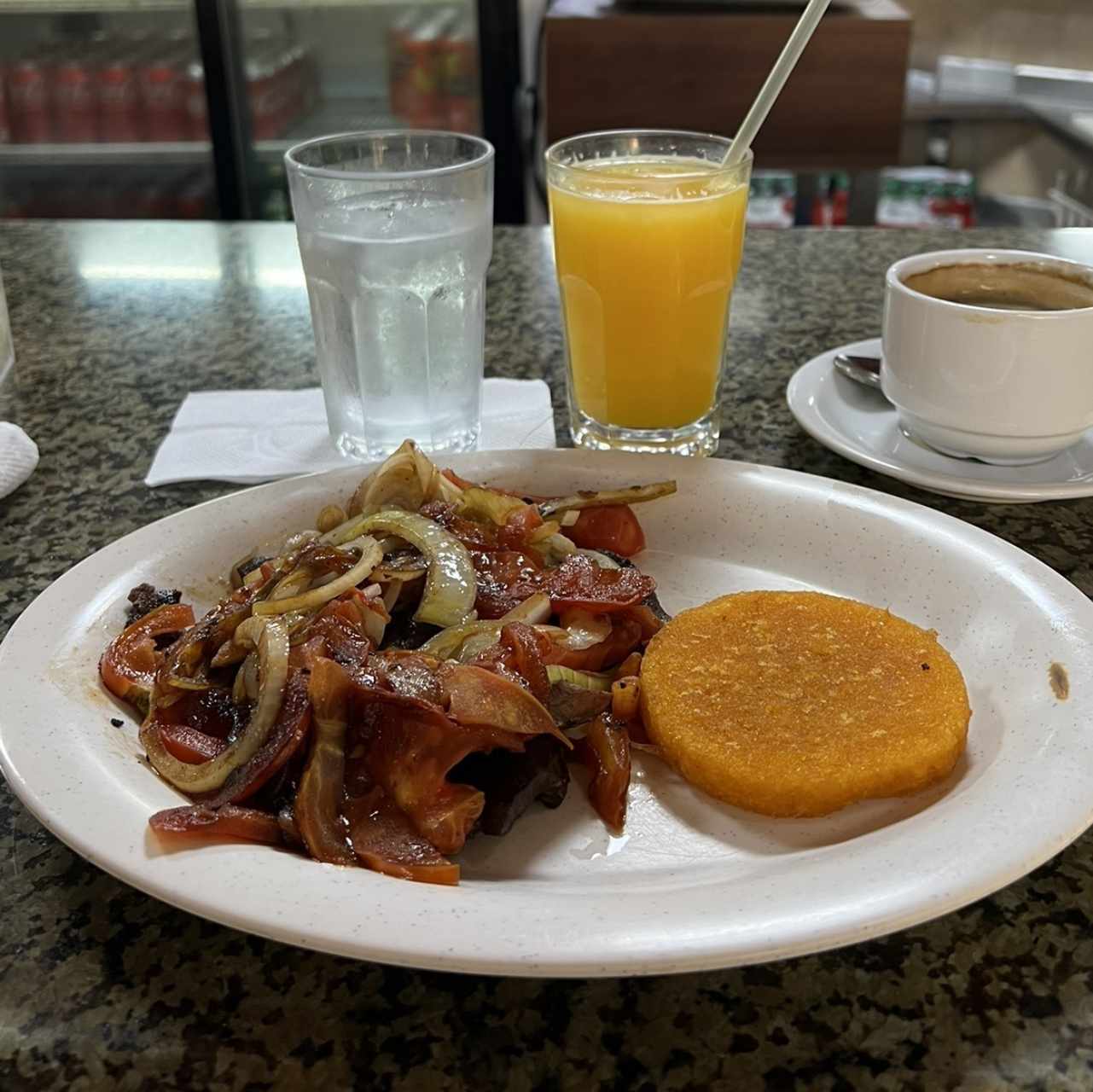 Hígado criollo con tortilla