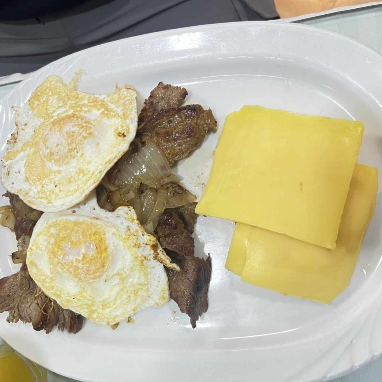 Bistec Encebollado a Caballo