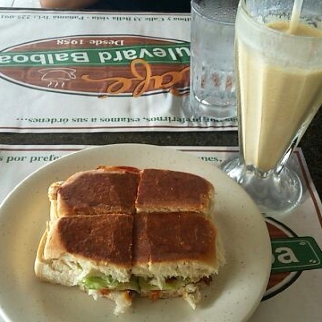 Emparedado de bacon con huevo y batido de café