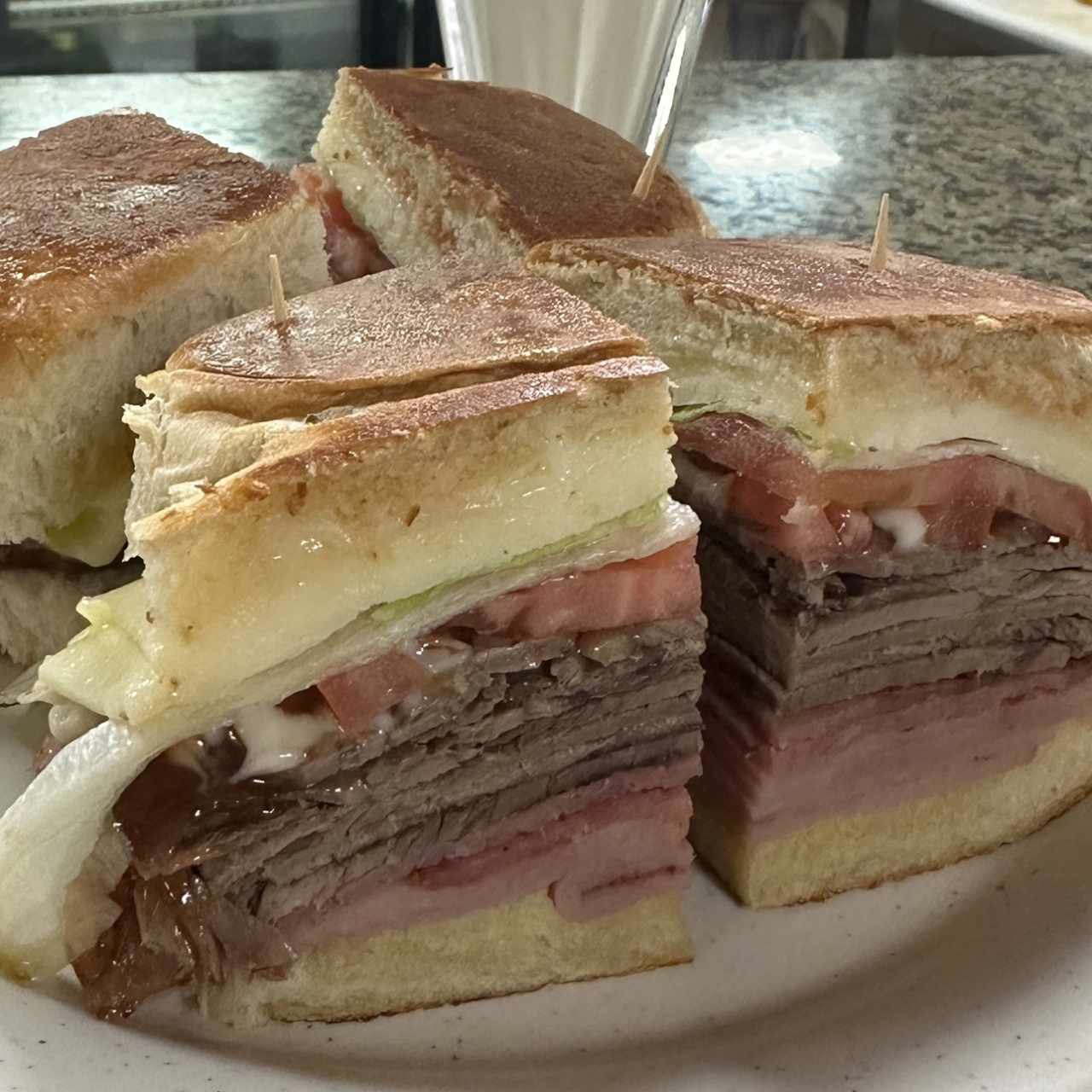EMPAREDADOS - Emparedado Cubano