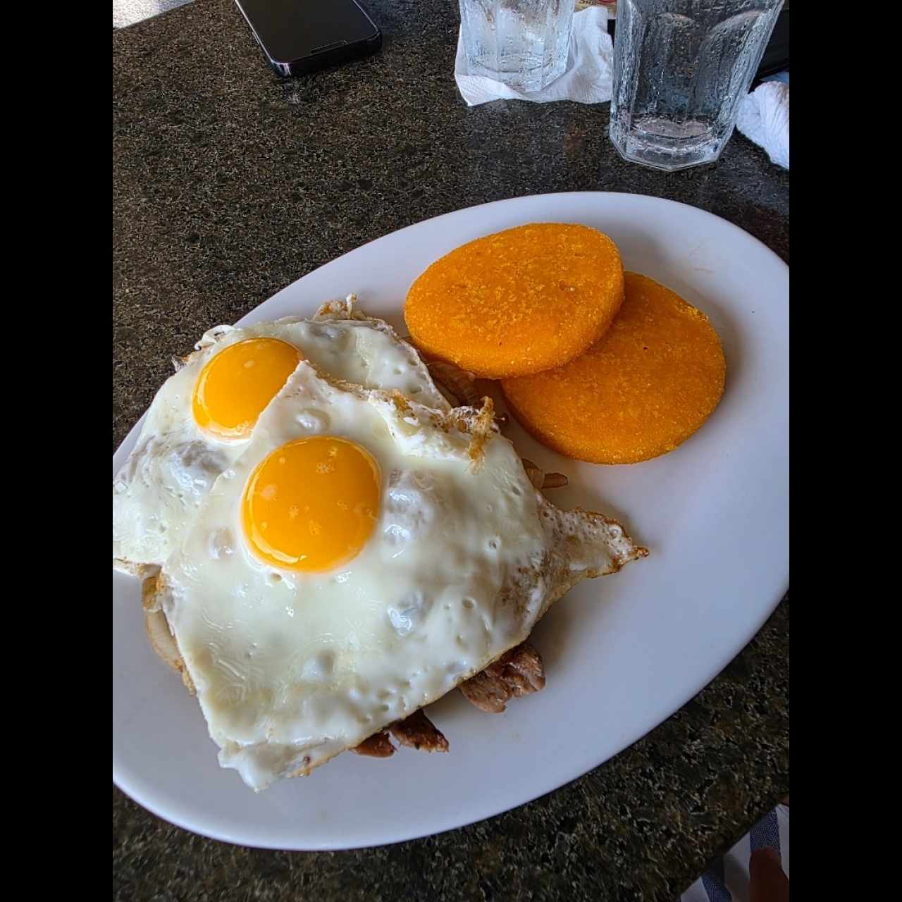 Bistec Encebollado a Caballo
