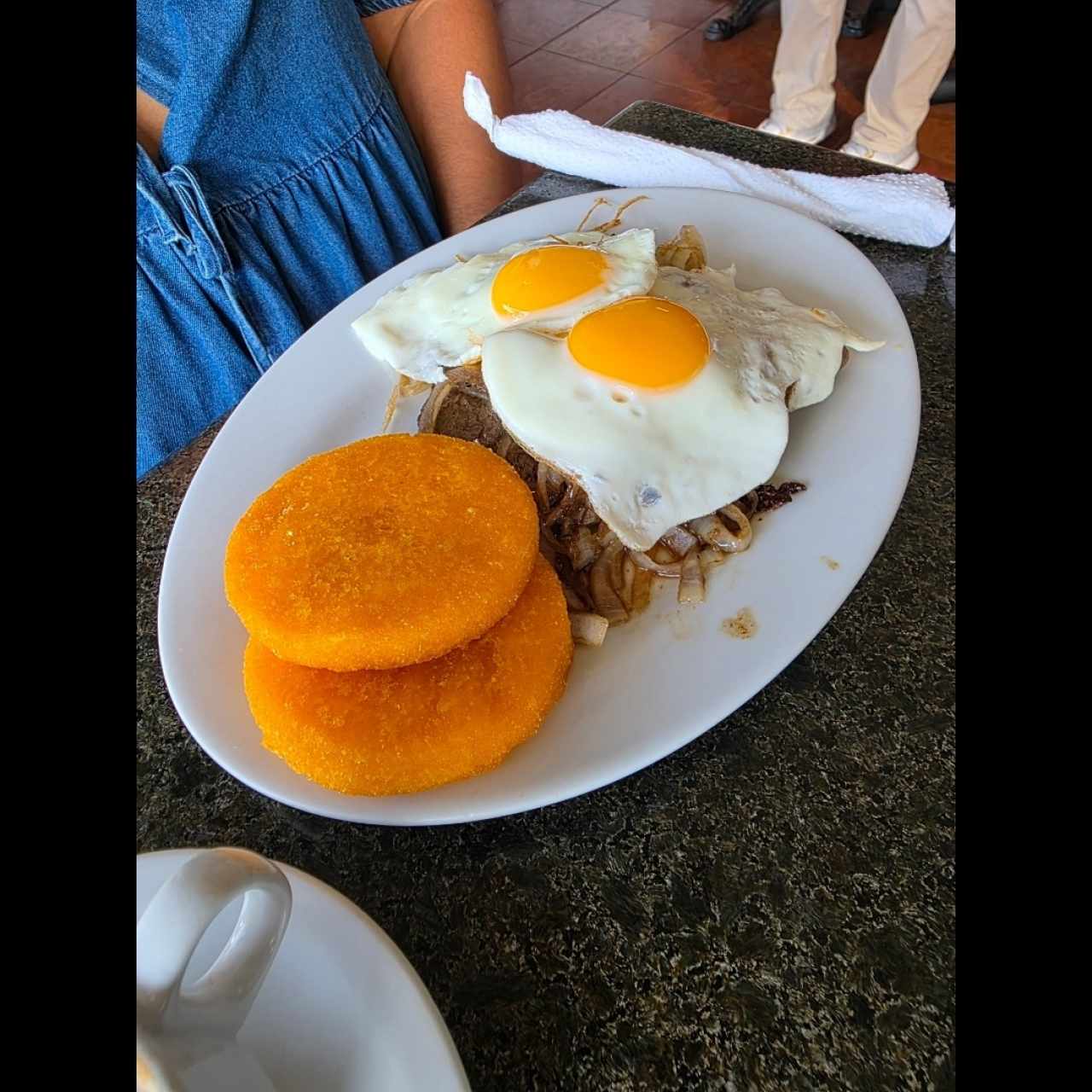 Higado Encebollado a Caballo