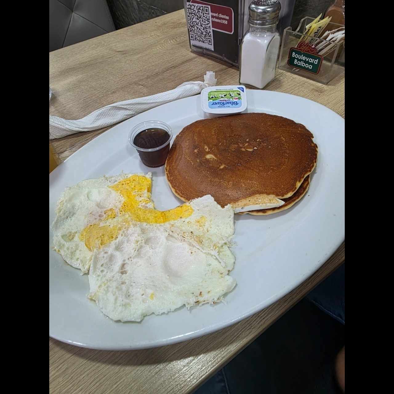 Huevos y pancakes