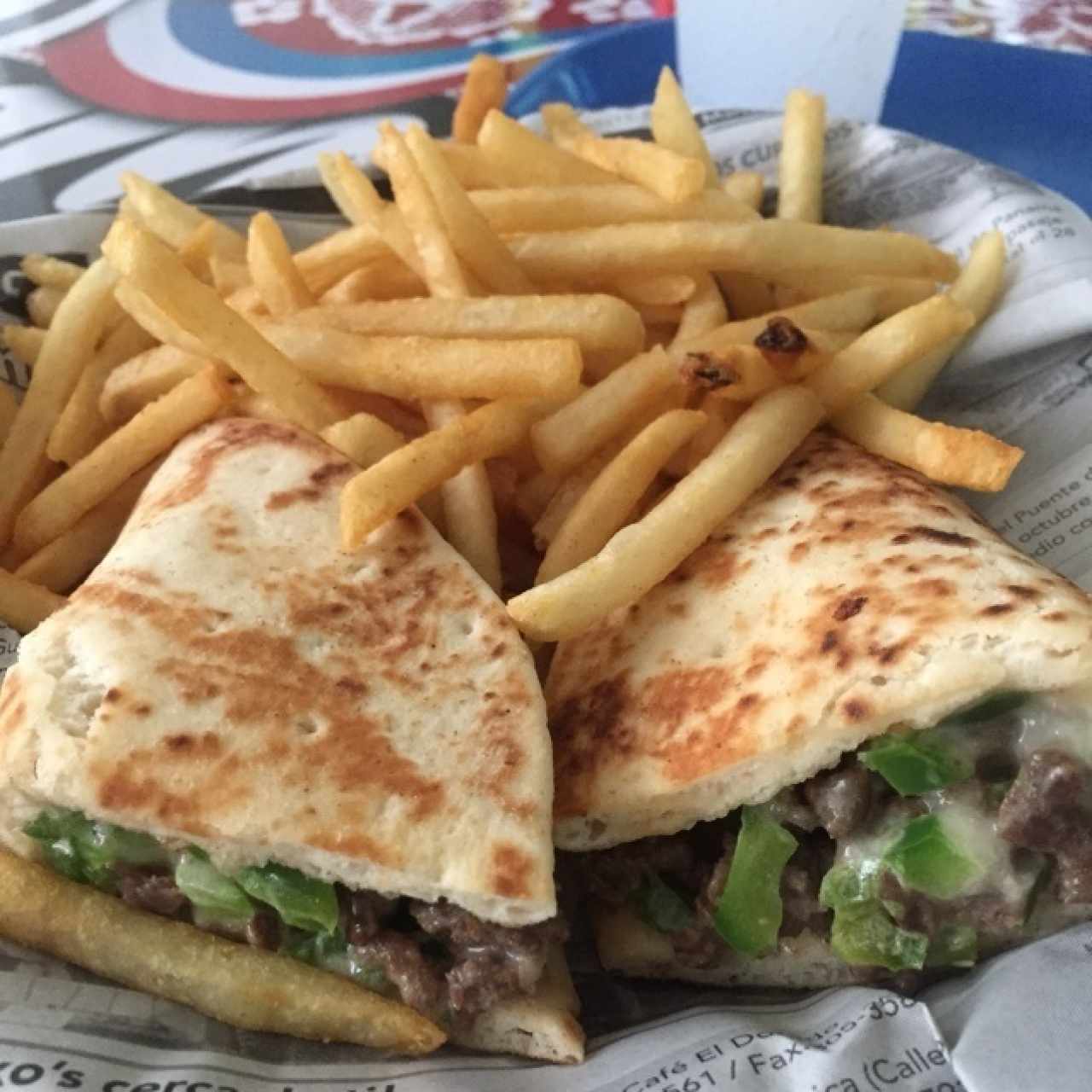 emparedado de carne en pan pita