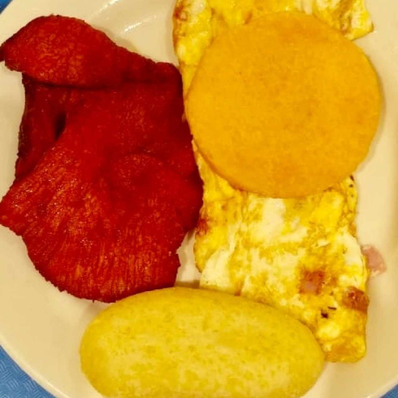Huevos Revueltos y Carne Frita con Tortilla y Carimañola