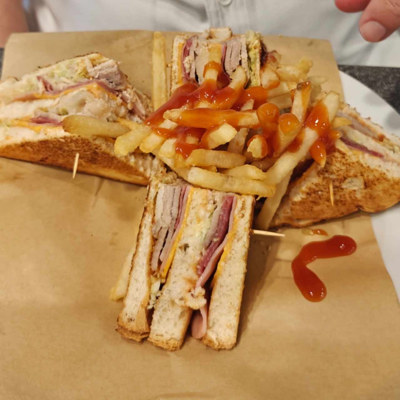 Combo - club sándwich + acompañamiento + bebida
