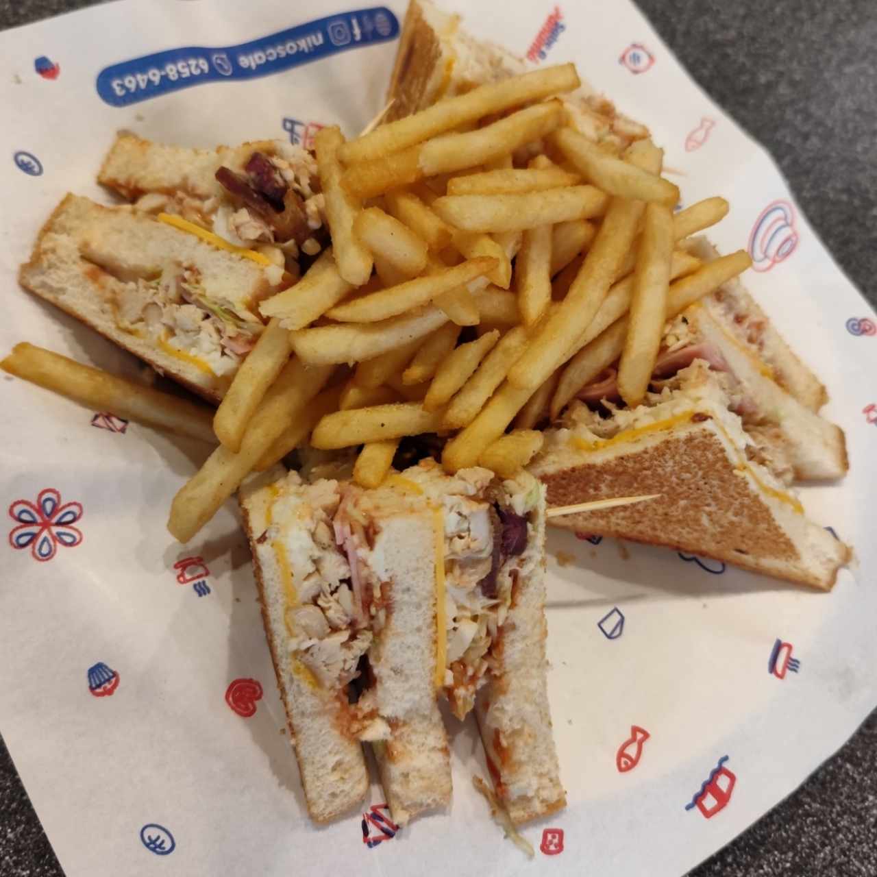Combo - club sándwich + acompañamiento + bebida