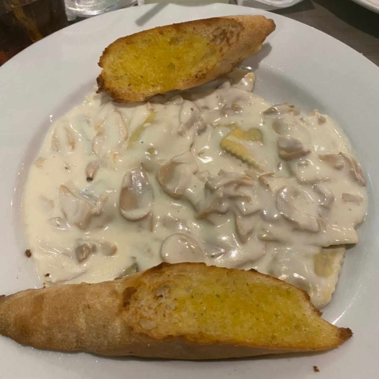 Raviolis en salsa blanca con hongos 