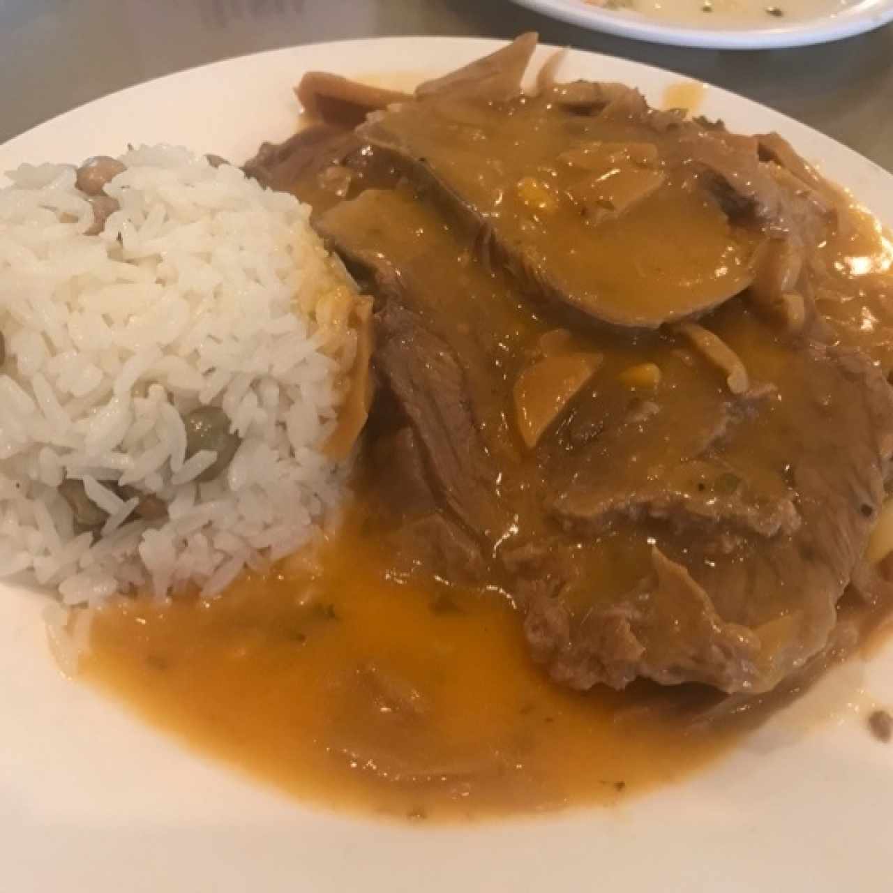 Lengua a la napolitana con arroz con güandú