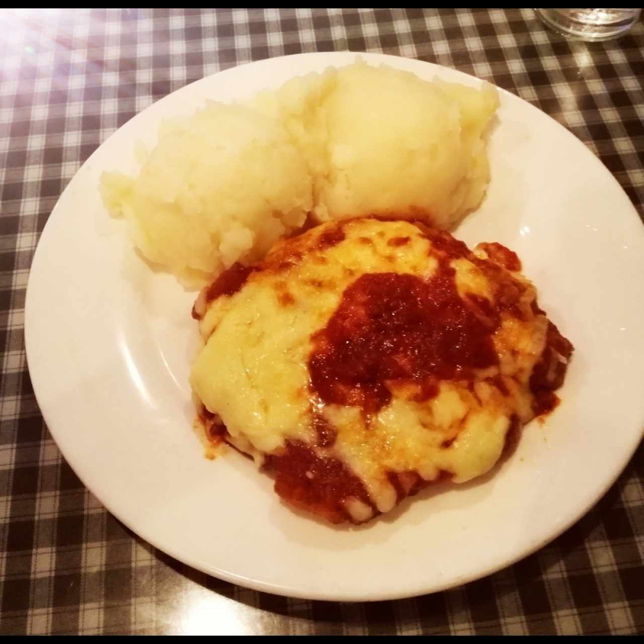 Pollo a la parmesana con puré