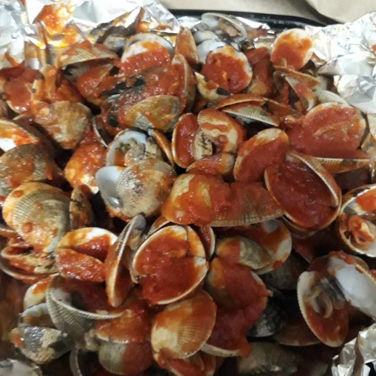 Almejas en salsa roja