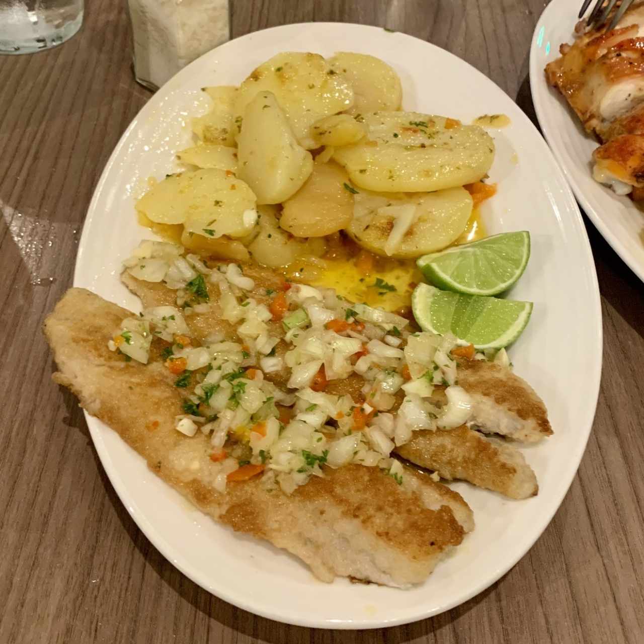 Mariscos - Corvina Al Ajillo con papas