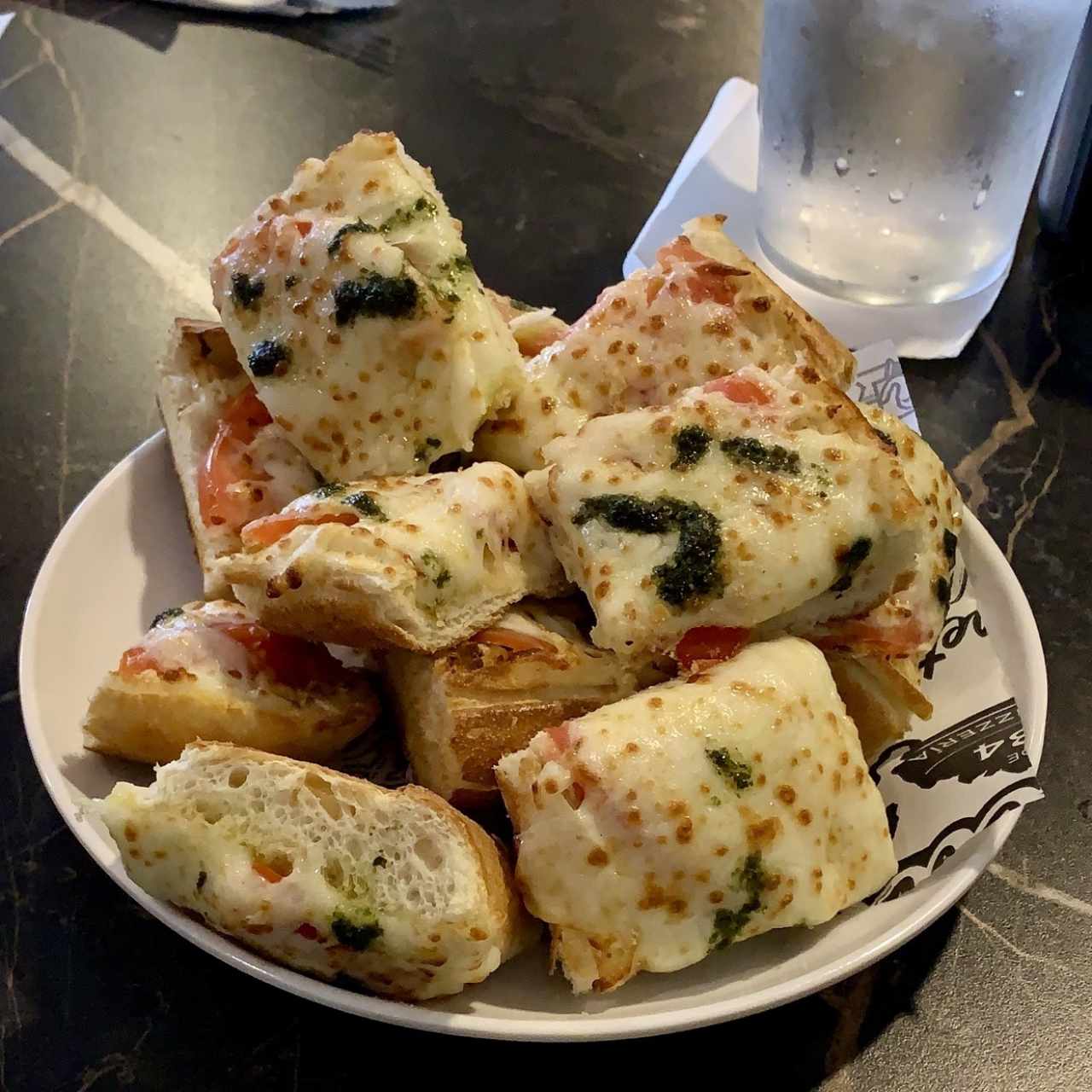 Pan albahaca, tomate y queso.  Un clásico 