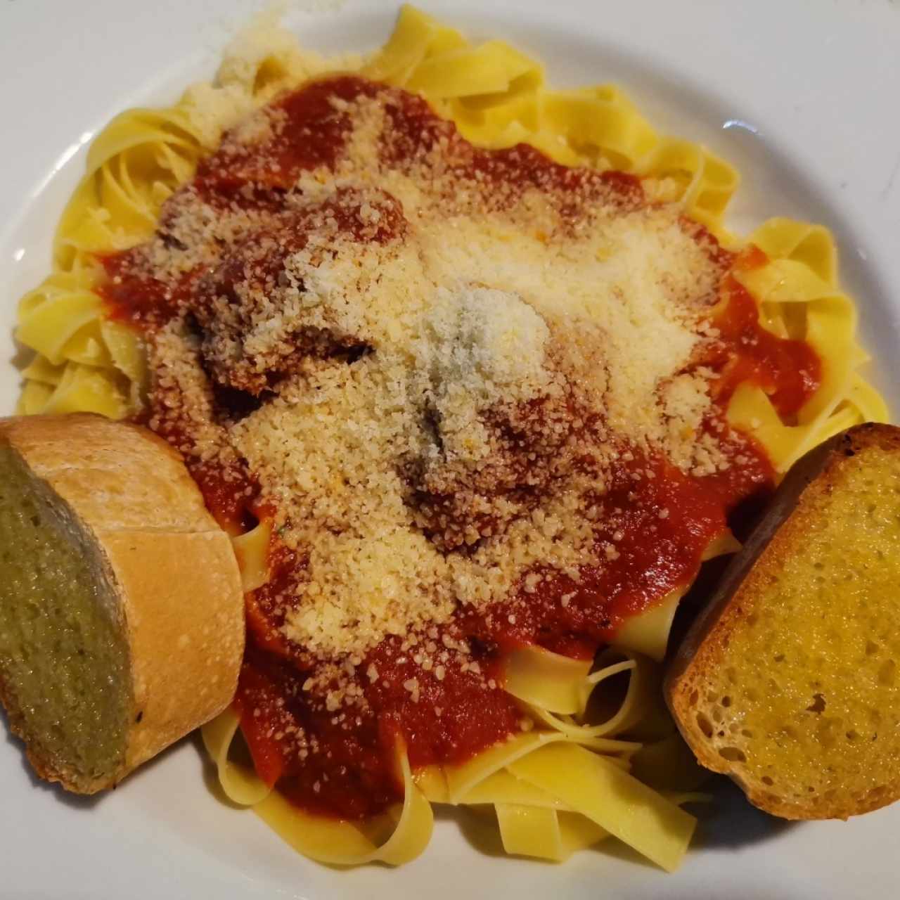 Fettuccine con albóndigas en salsa pomodoro.