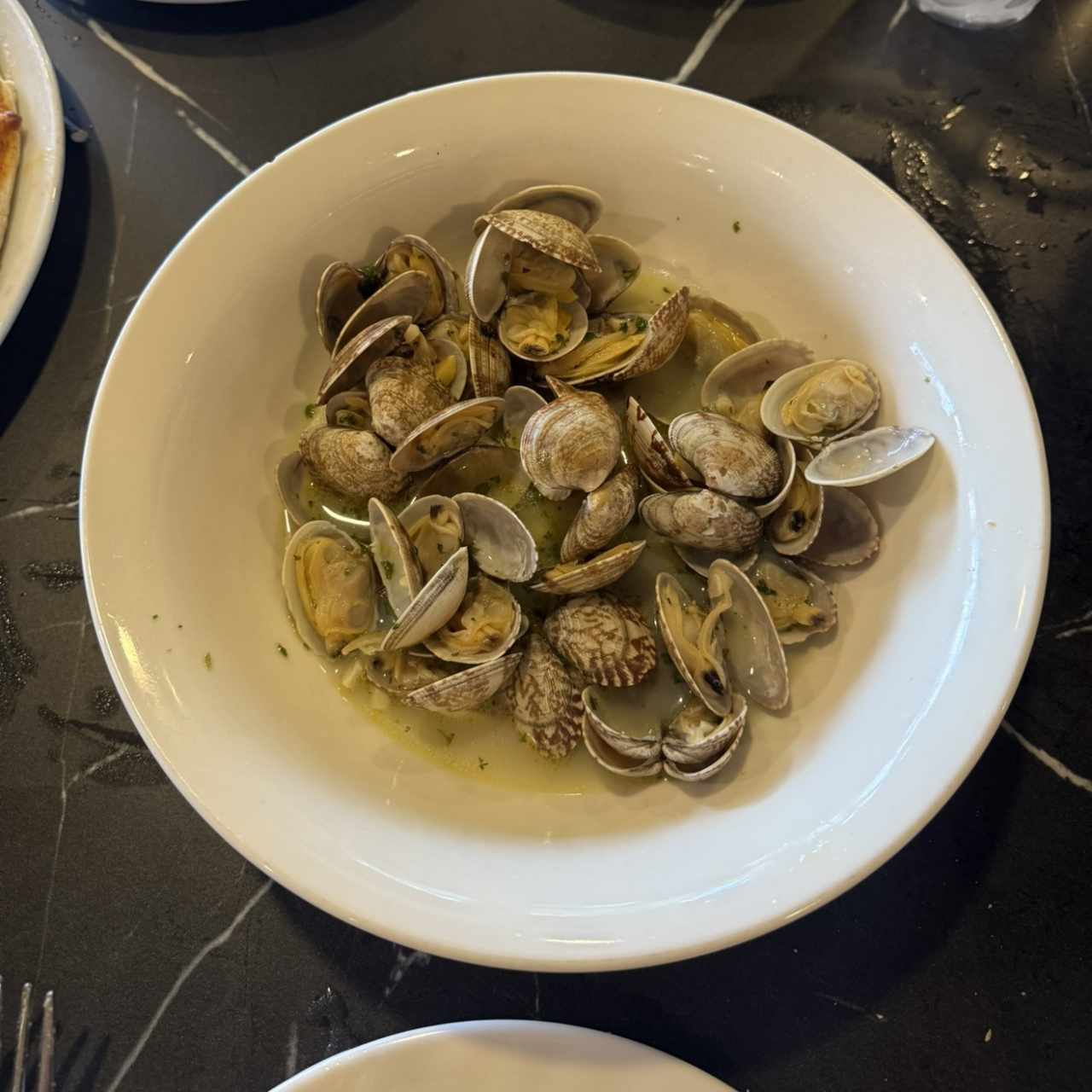 Almejas al Ajillo