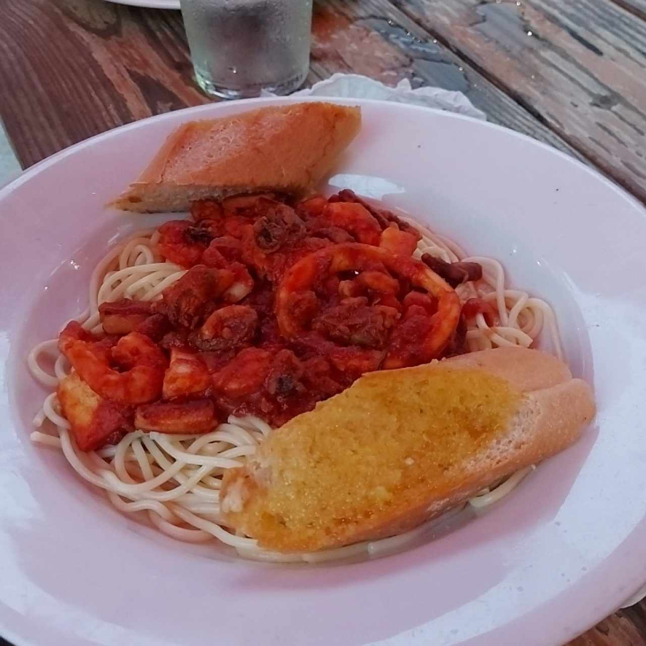 frutti di mare en salsa roja