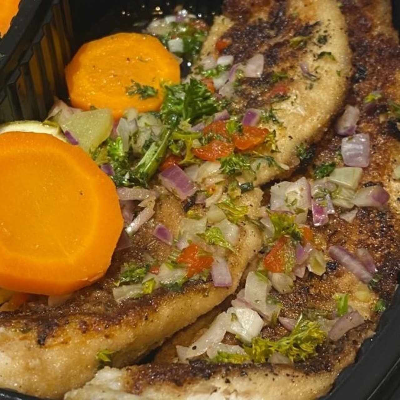 fiñete de corvina al ajillo