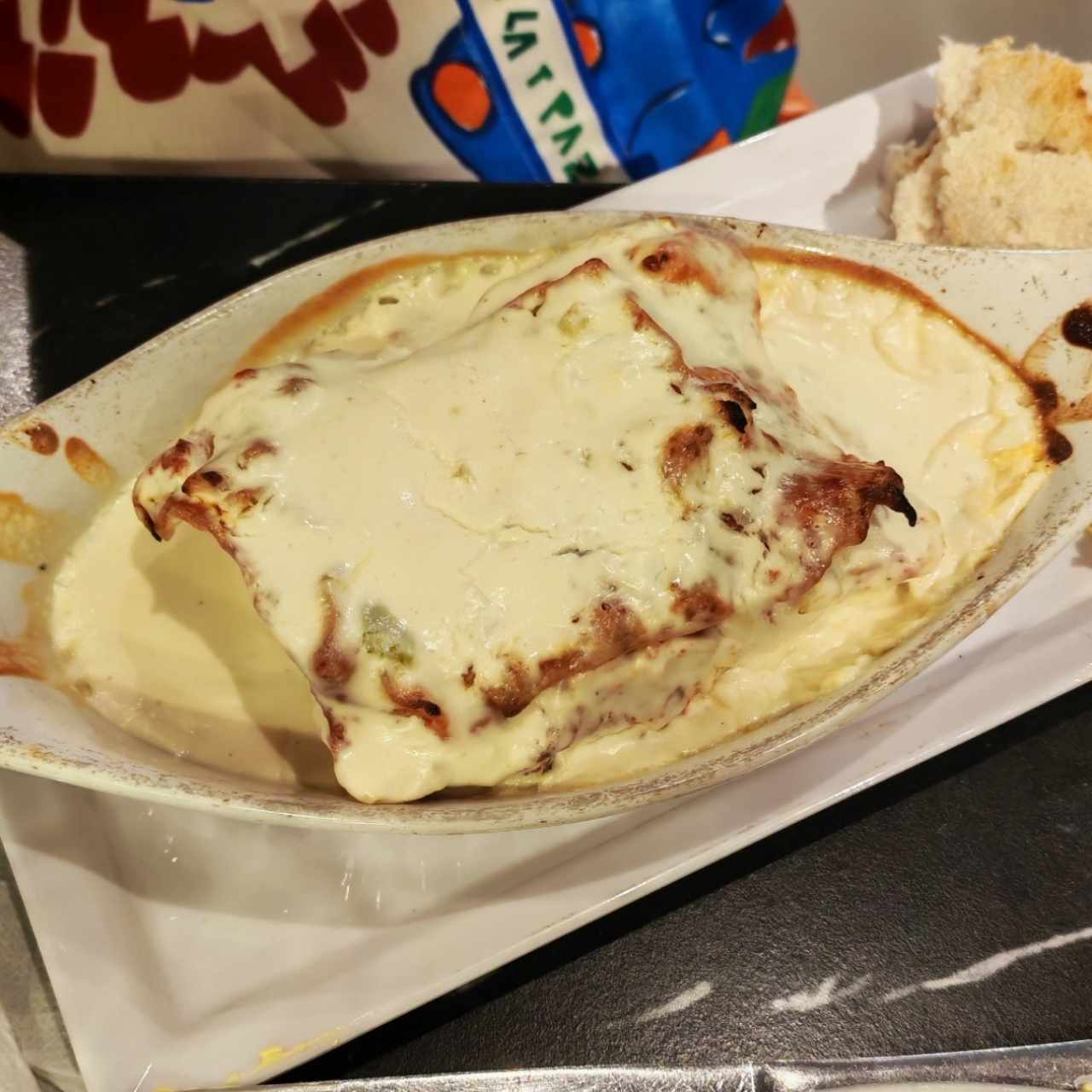 Lasagna de pollo en salsa blanca