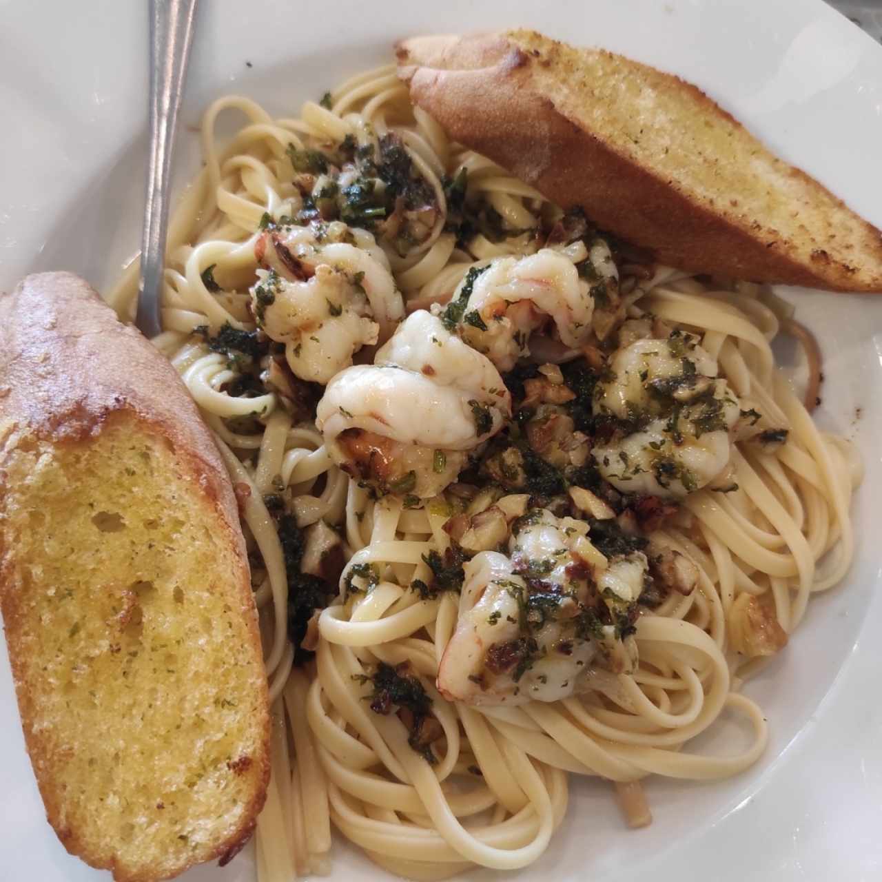 Pasta larga (linguine) con langostinos en salsa de óleo.