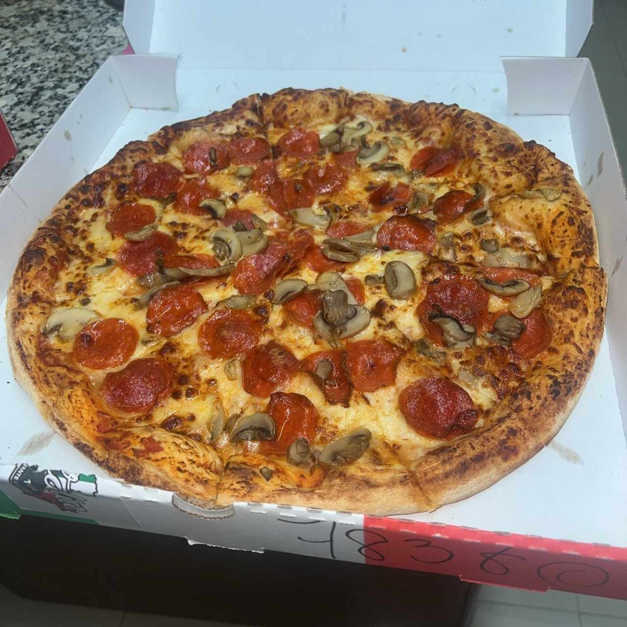 Pizza pepperoni y hongos