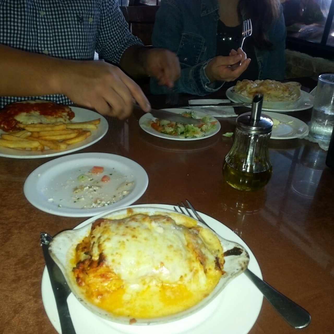ñoquis y pechuga gratianada muy rico para degustar en familia la atención exelente de parte de salonero de lentes 