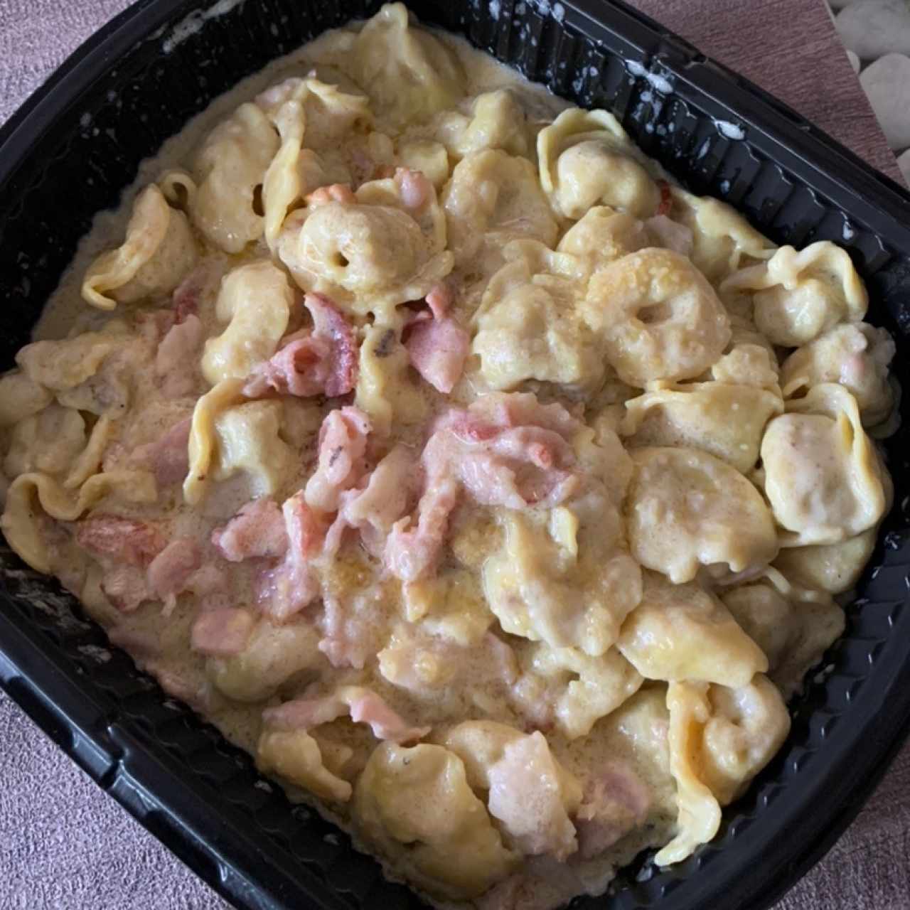 Tortellini Alfredo con bacon