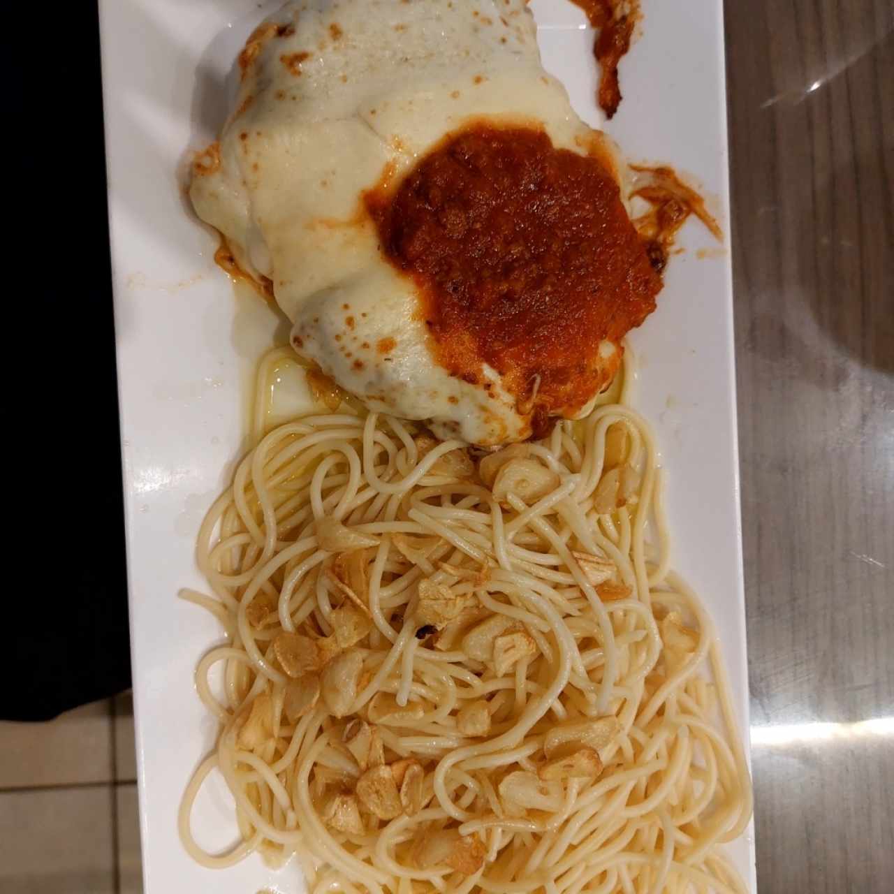 filete parmesano con pasta al óleo 
