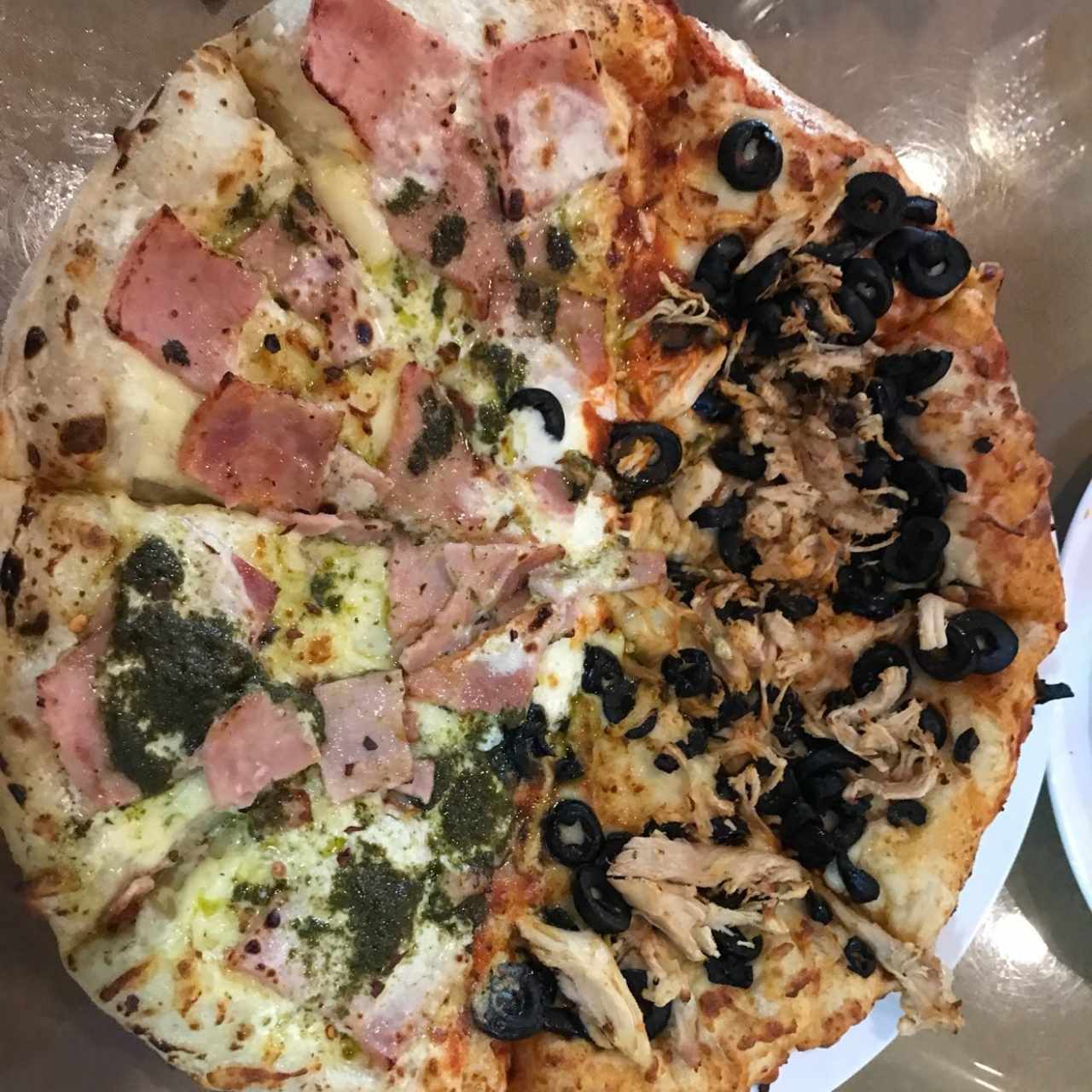 mitad prosciutto, mitad pollo con aceitunas
