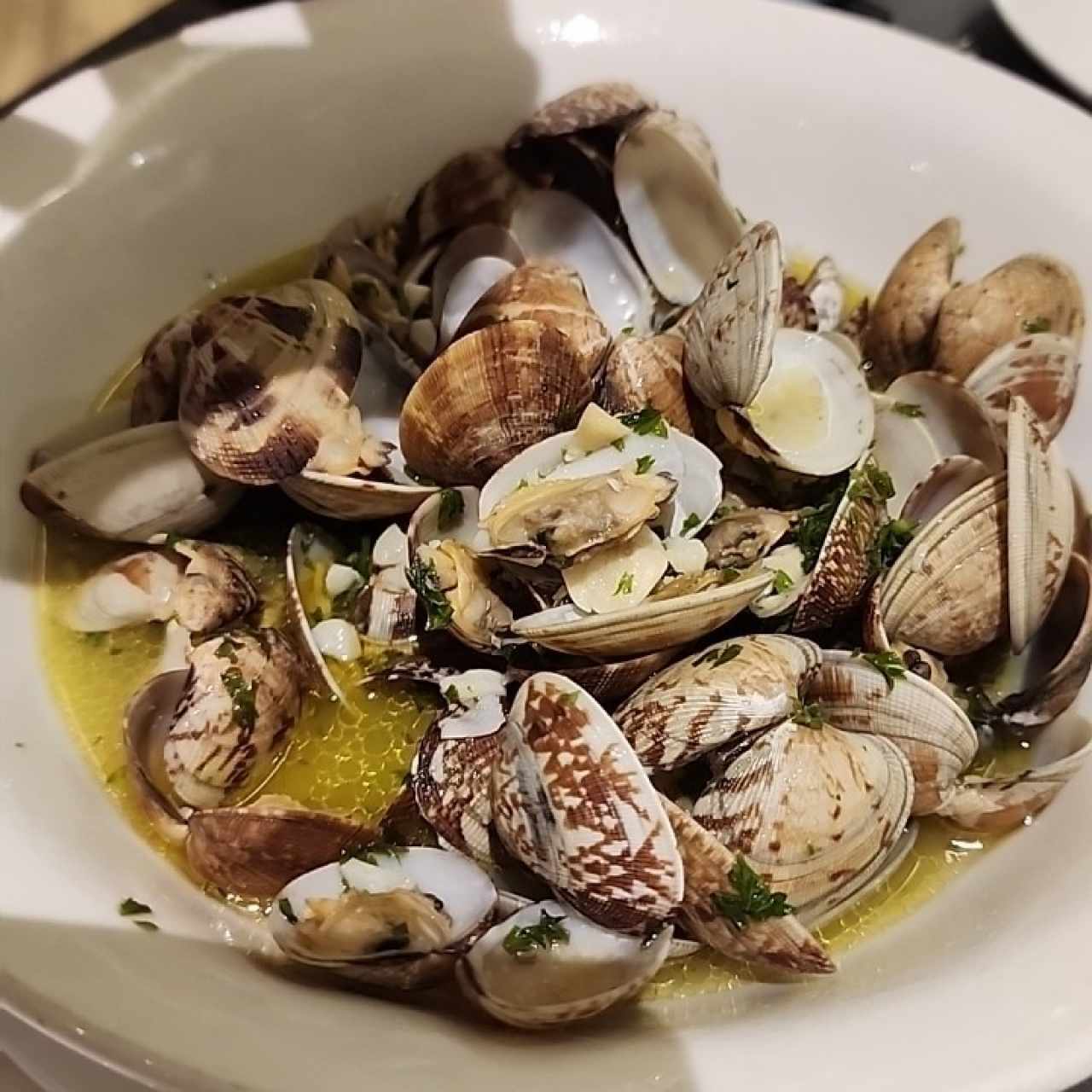 Almejas al Ajillo