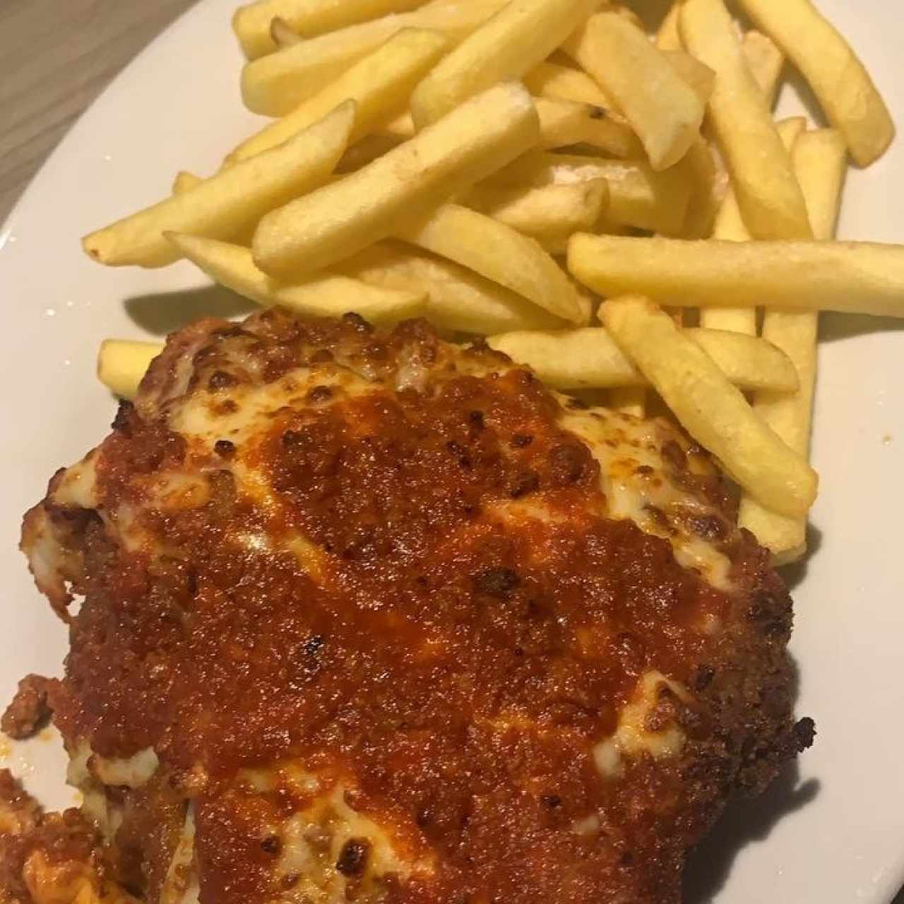 filete parmesano con papas fritas