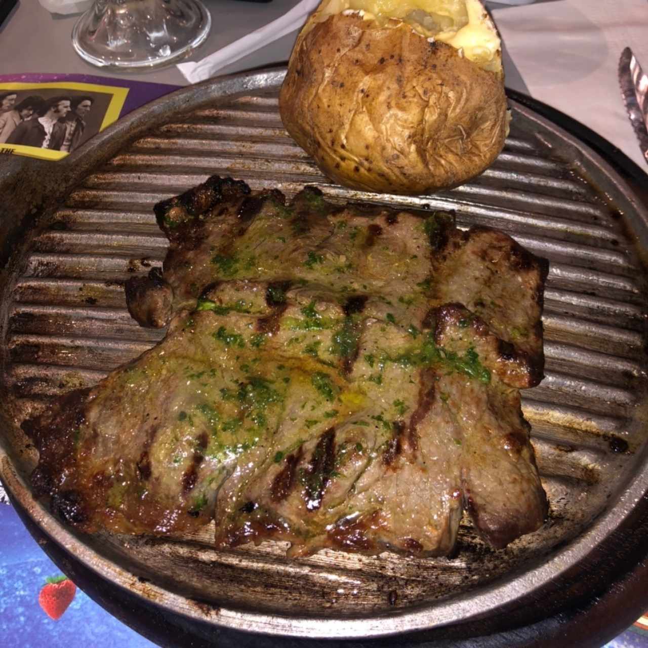 Churrasco con papa asada con mantequilla