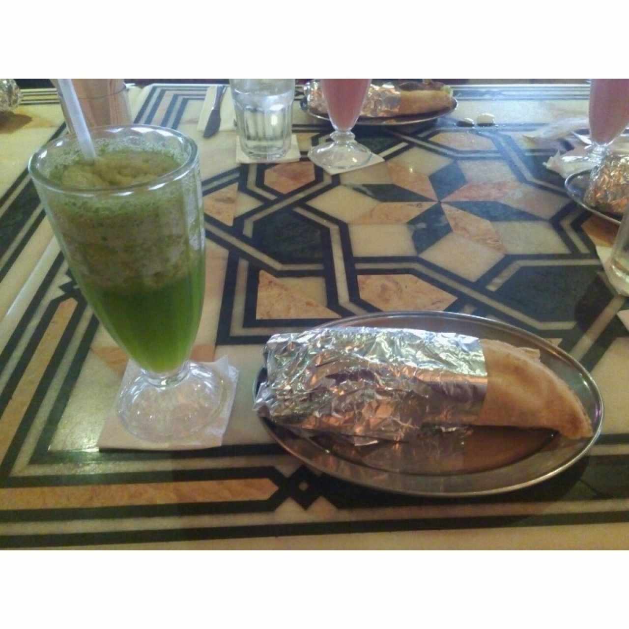 Shawarma mixto y limonada libanesa.