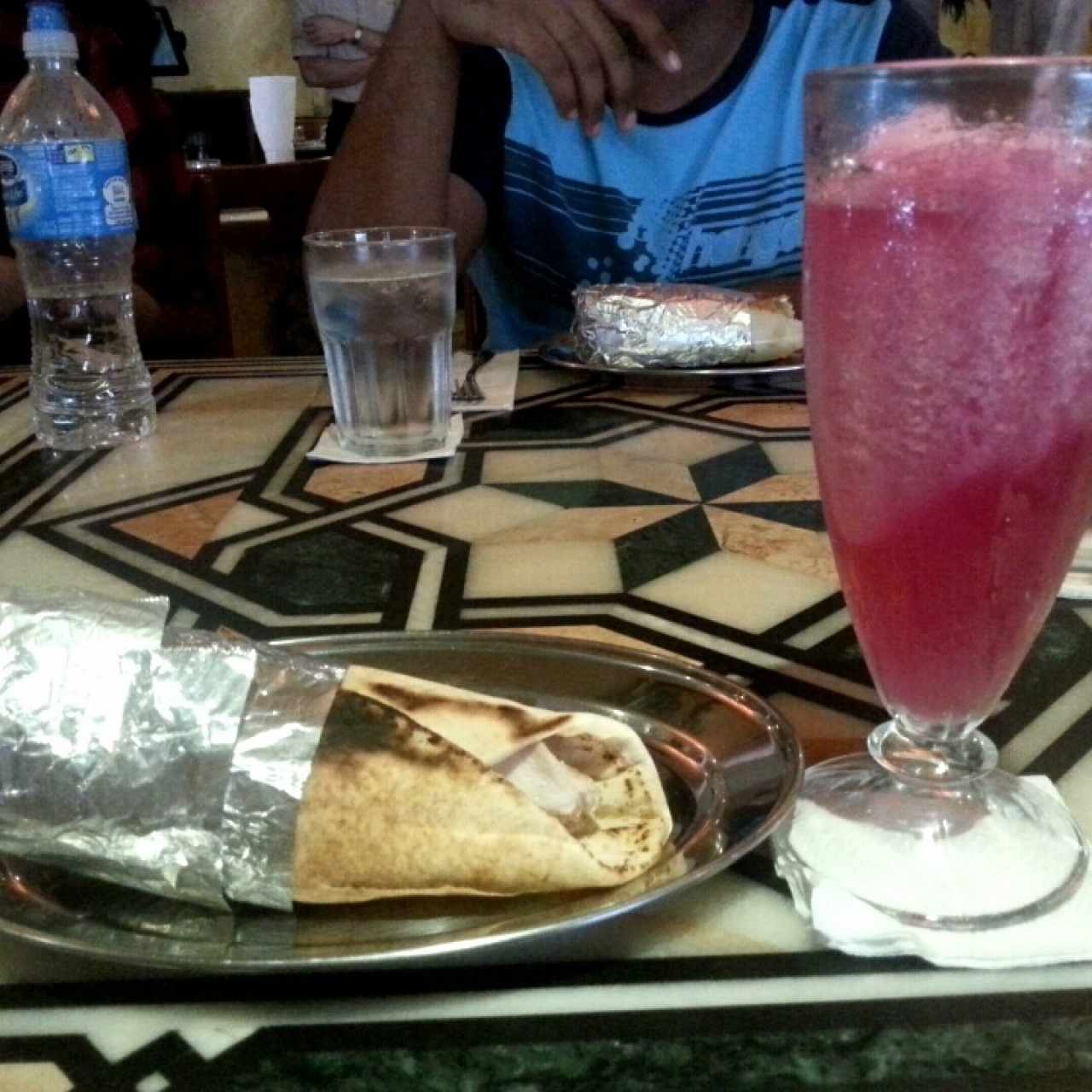 Shawarma mixto de carne y pollo y bebida de rosas (creo, no recuerdo bien).
