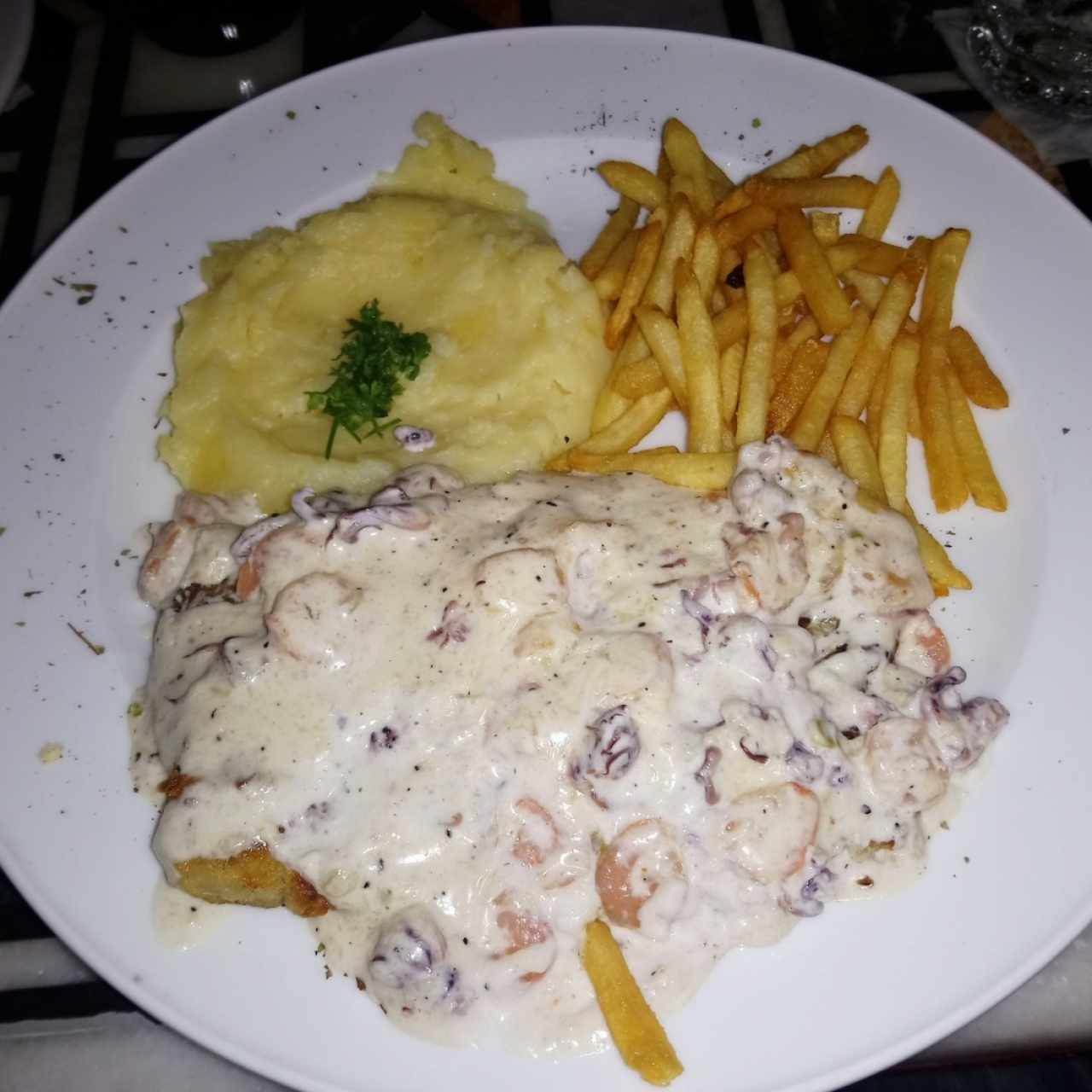 Filete de Covina con Mariscos en salsa blanca