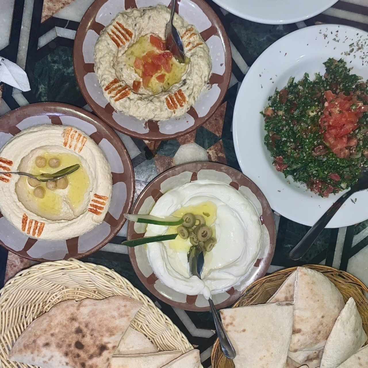 Hummus, Labneh, Babaganoush y ensalada Tabulé con pan pita