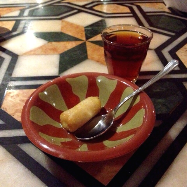 Noche libanesa frita y té de rosas 