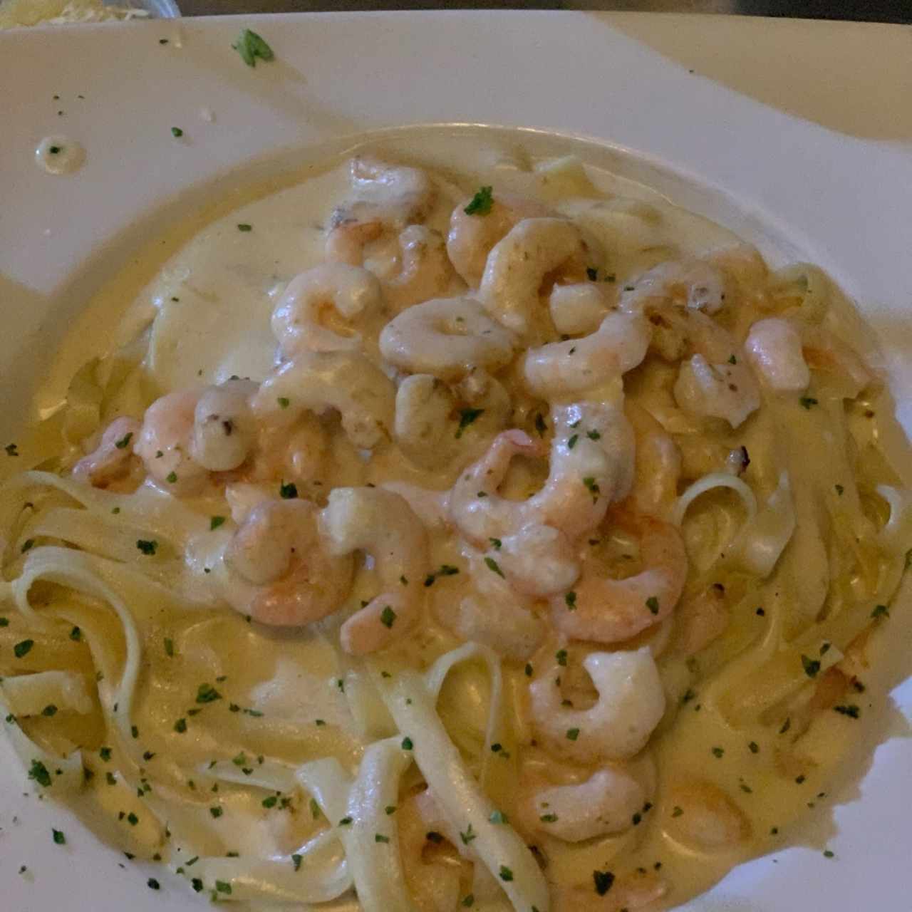 pasta a la carbonara com camarones