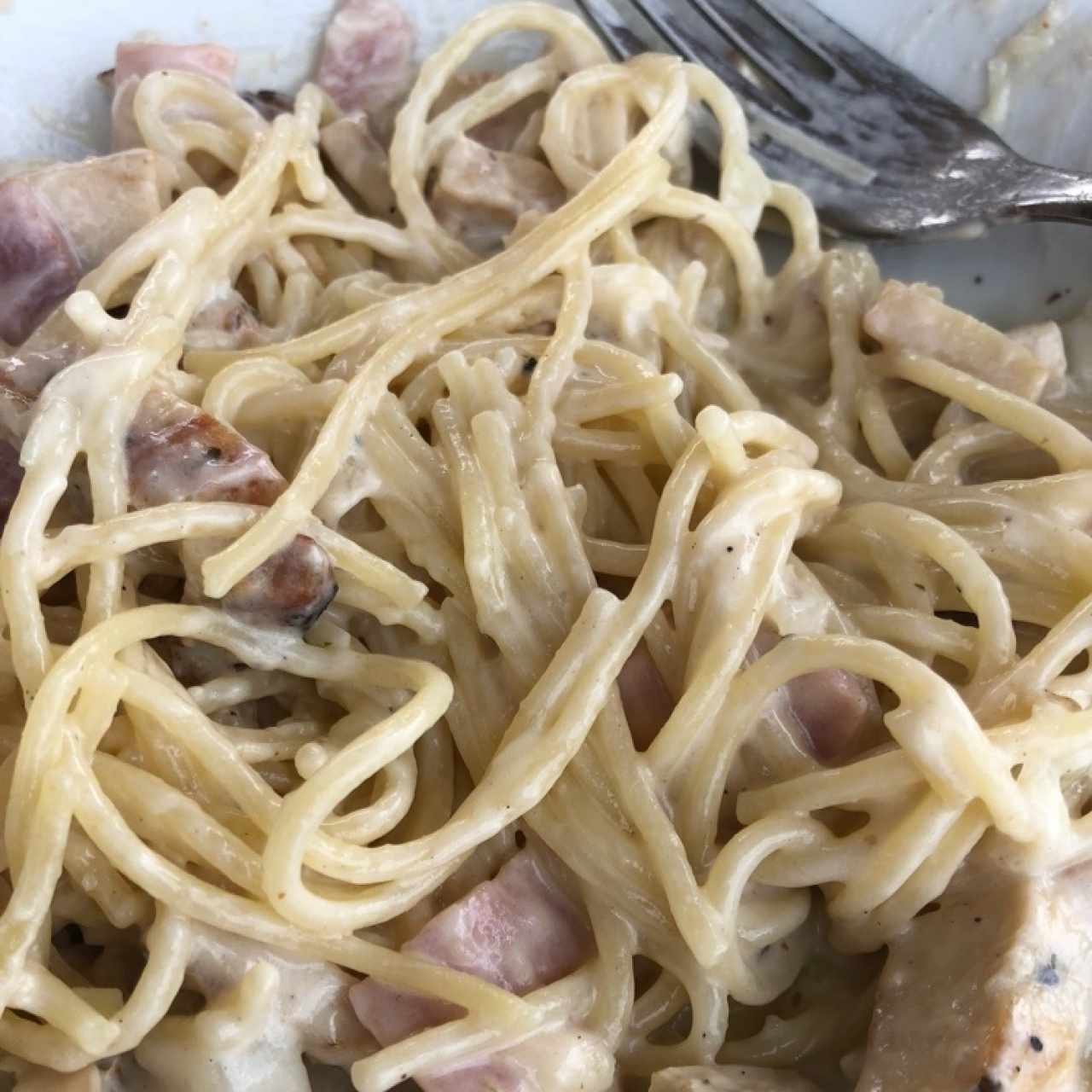 spaguetti alfredo jamon y pollo