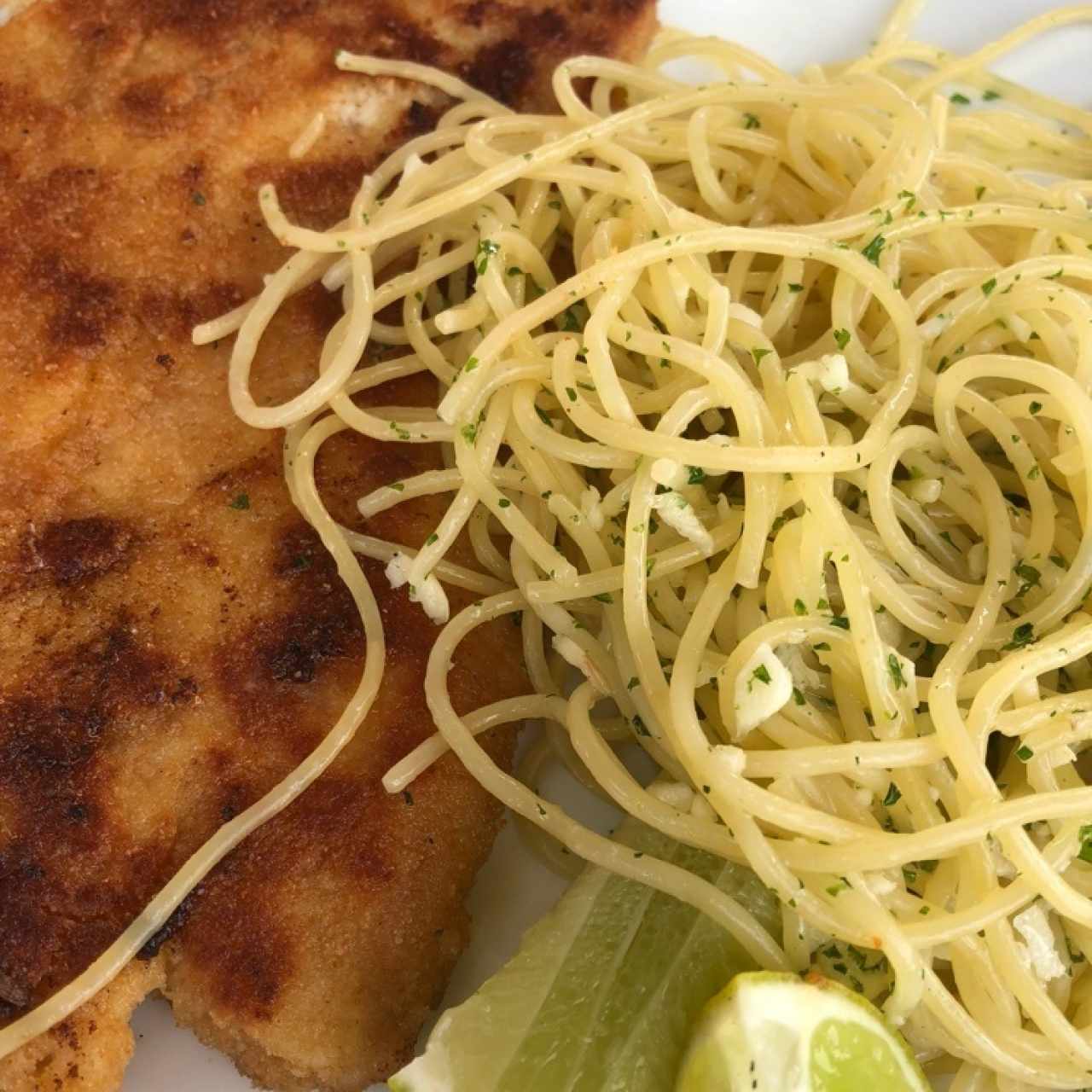 milanesa de corvina con spaguetti