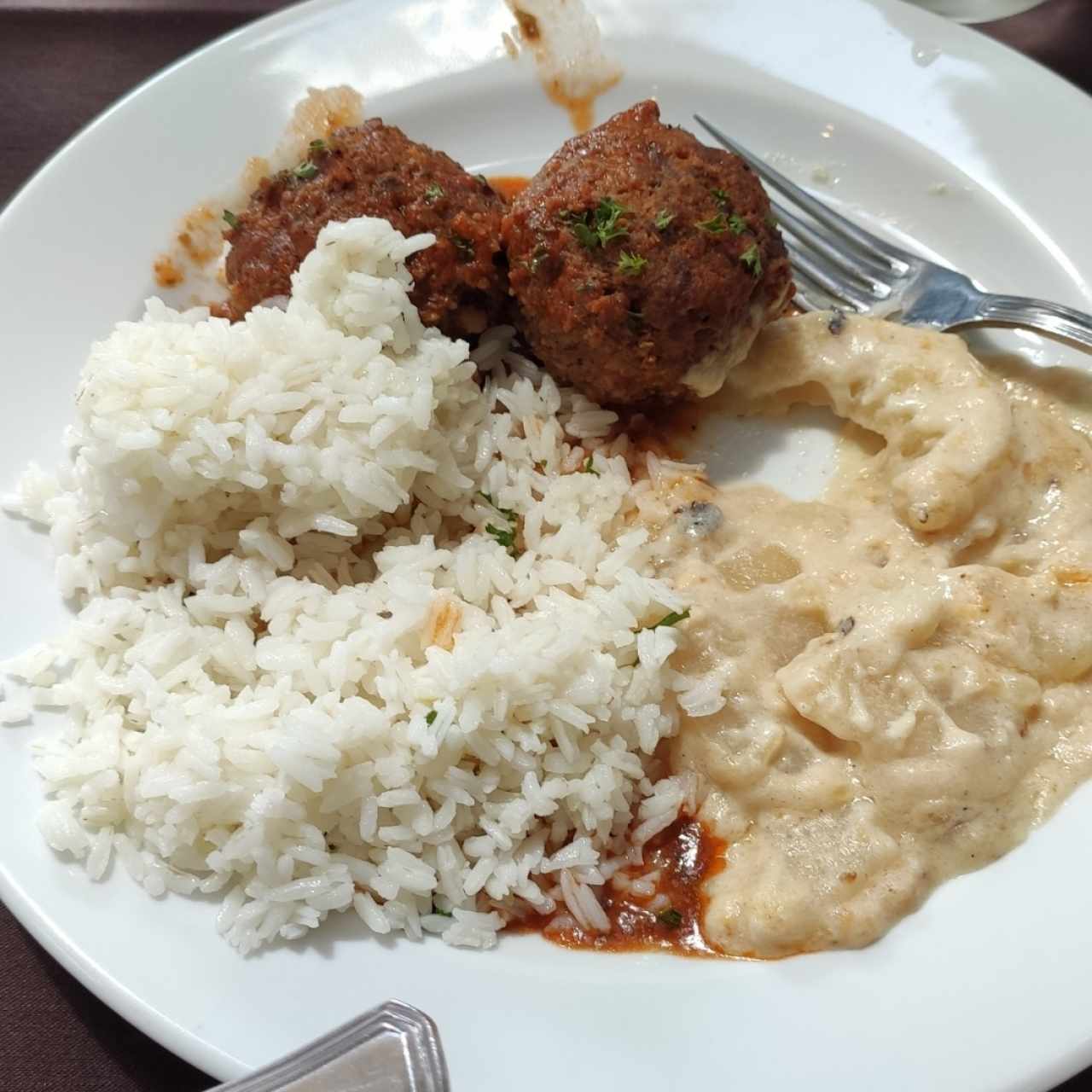 Arroz blanco, albóndigas y papas gratinada 