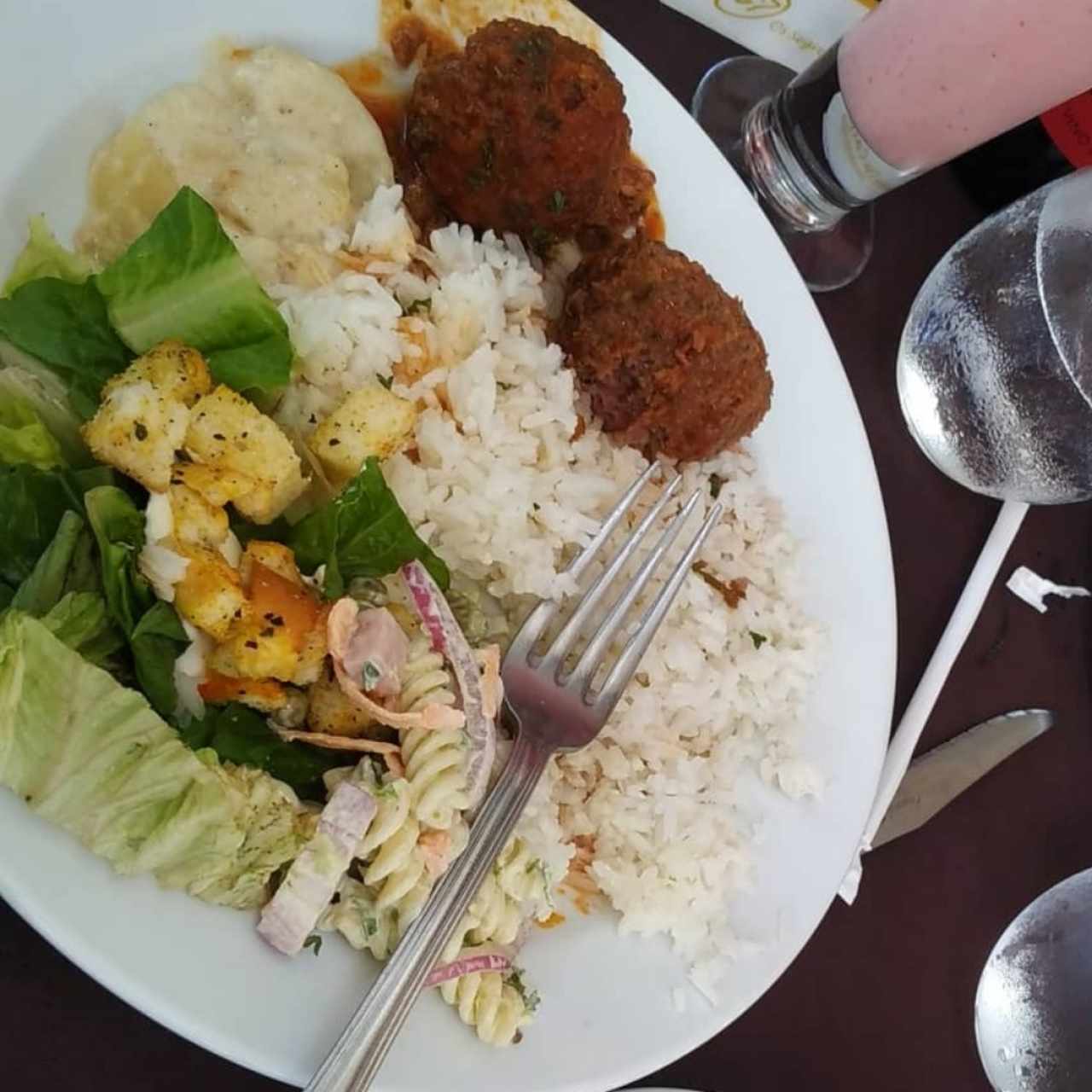 Arroz blanco, papas gratinadas, albóndigas, ensalada de lechuga y pasta