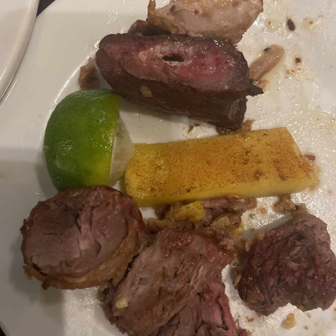 Entraña, baby beef, lomito, costilla y piña asada
