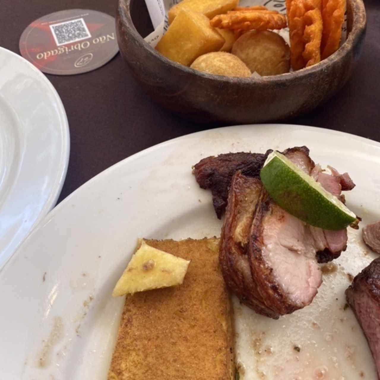 Piña con canela y costilla de cerdo