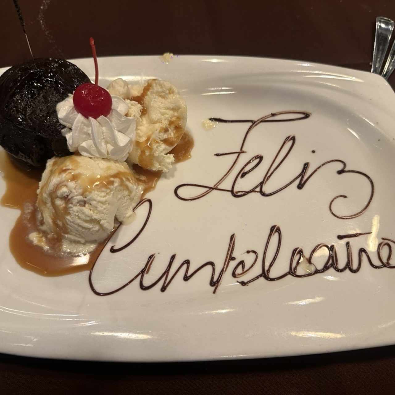 Brownie caliente con helado