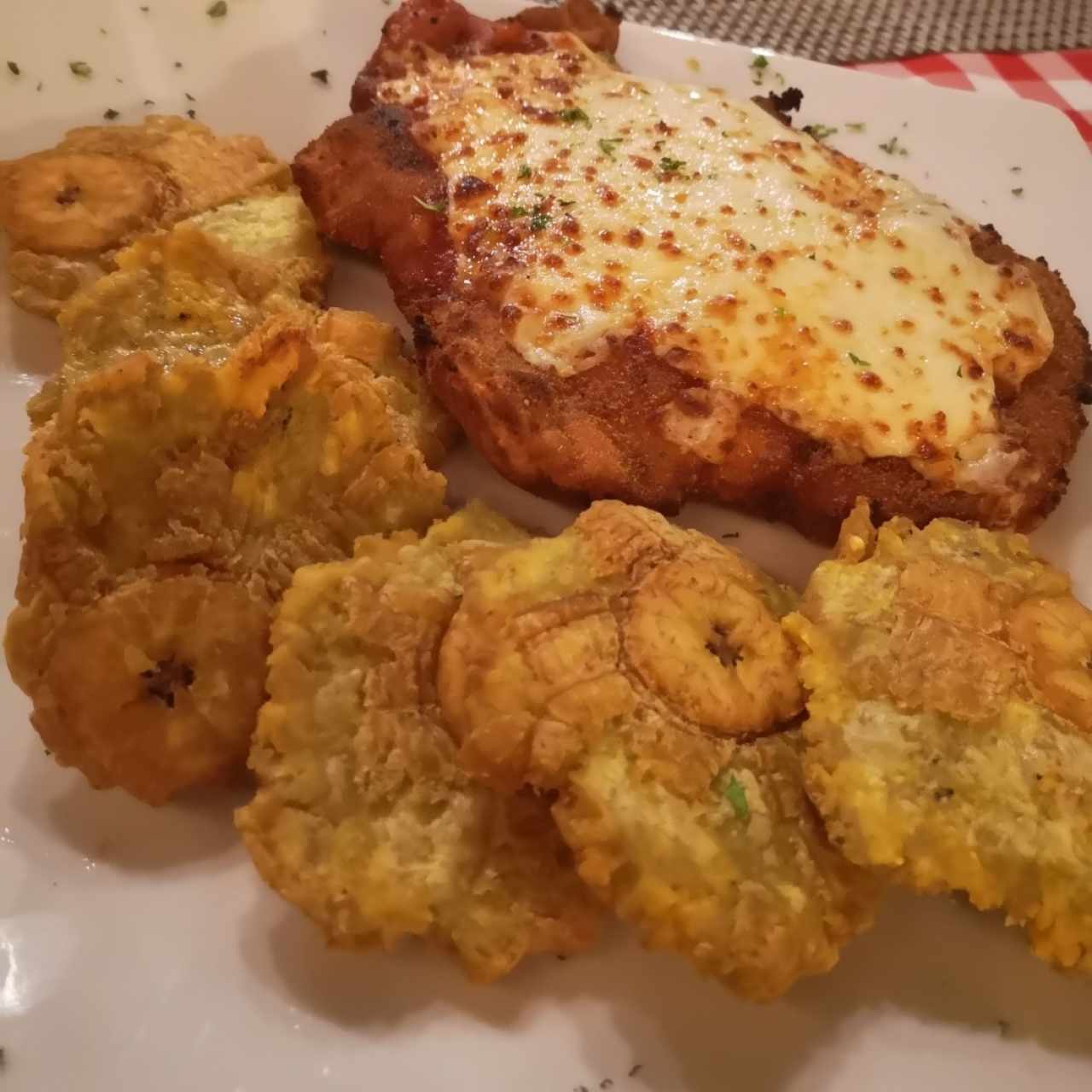 Pollo a la parmegiana con patacones 